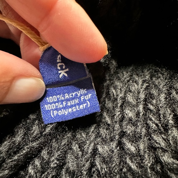 NWT Revolve Hat Attack Bryce Knit Removable Pom Beanie in Black Women’s OS - Picture 9 of 10